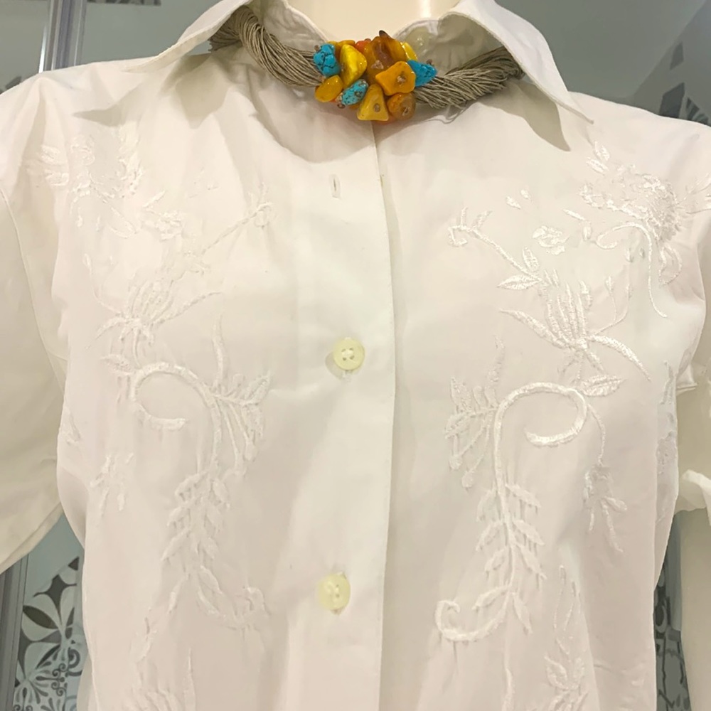 VTG 90’ 💯% COTTON EMBROIDERED BUTTONS DOWN WHITE SHIRT
